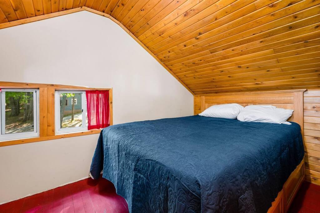Cabin On Beautiful Arbutus Lake Near Traverse City Exterior photo