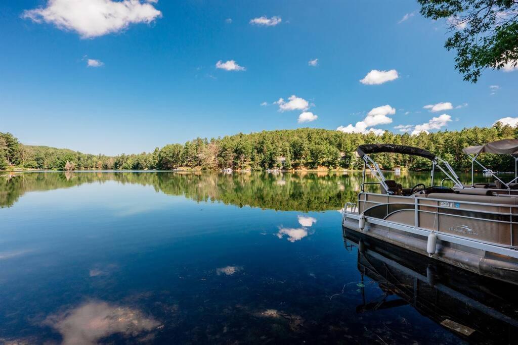 Cabin On Beautiful Arbutus Lake Near Traverse City Exterior photo