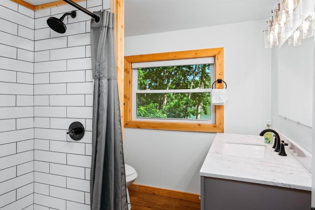 Cabin On Beautiful Arbutus Lake Near Traverse City Exterior photo