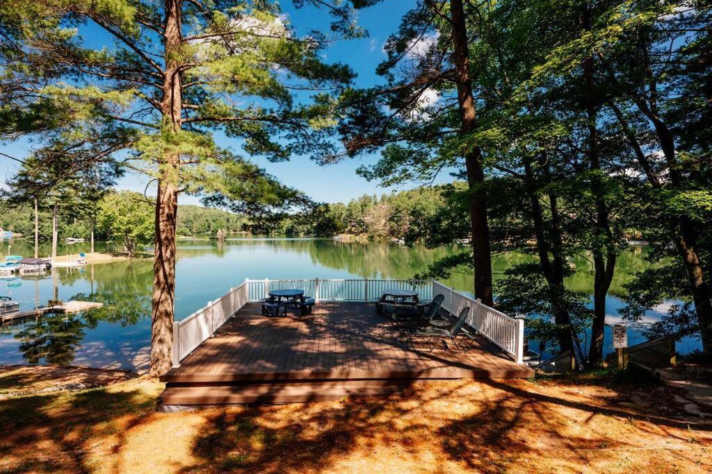 Cabin On Beautiful Arbutus Lake Near Traverse City Exterior photo