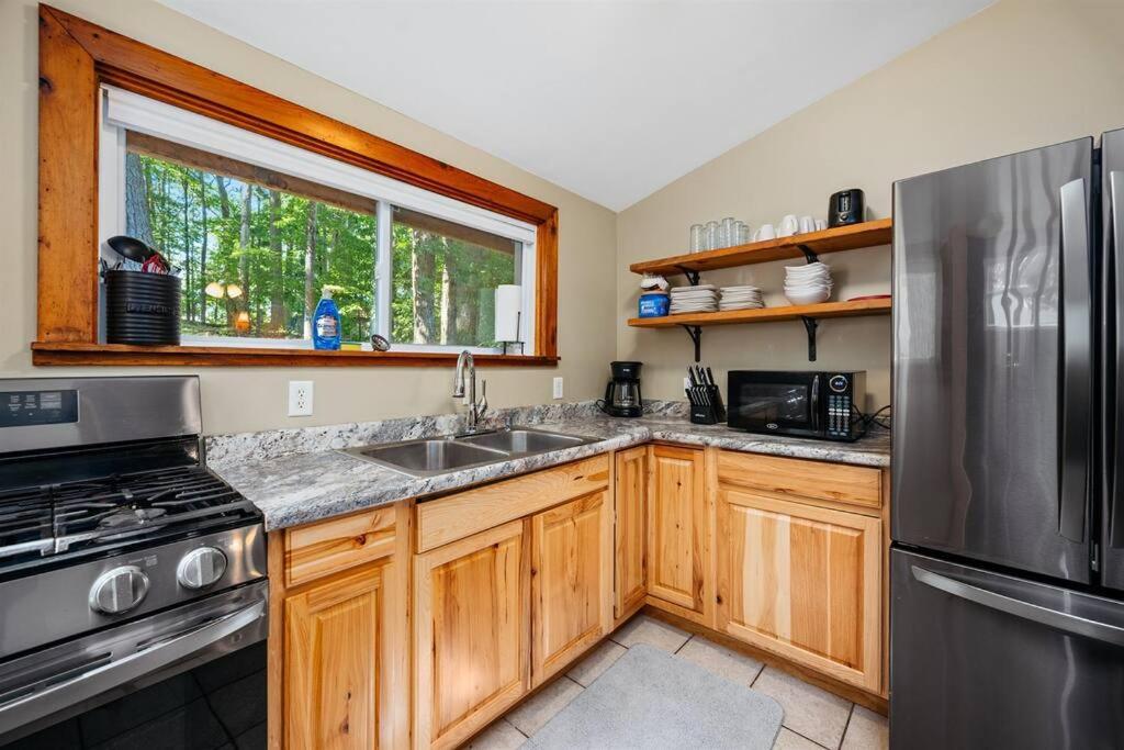 Cabin On Beautiful Arbutus Lake Near Traverse City Exterior photo