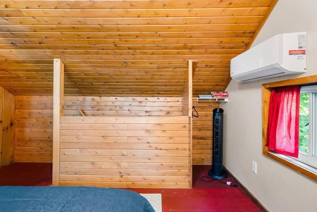 Cabin On Beautiful Arbutus Lake Near Traverse City Exterior photo