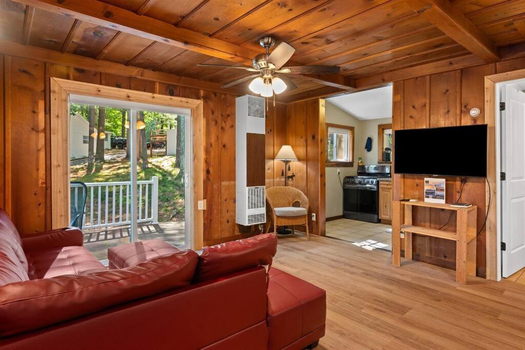 Cabin On Beautiful Arbutus Lake Near Traverse City Exterior photo