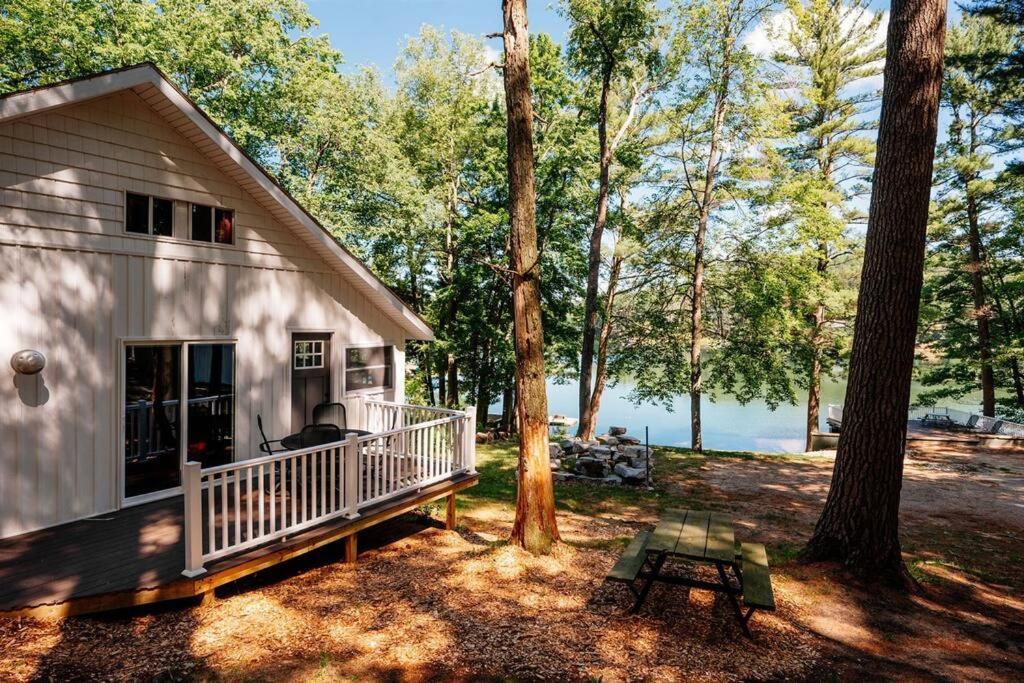 Cabin On Beautiful Arbutus Lake Near Traverse City Exterior photo